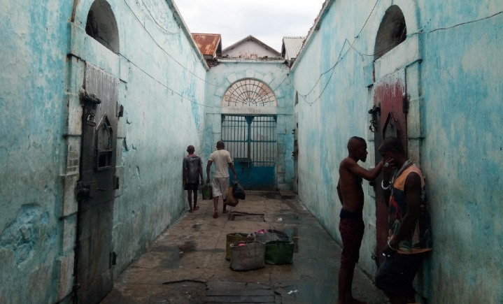 Mahajanga_couloir-entre-quartiersjpg